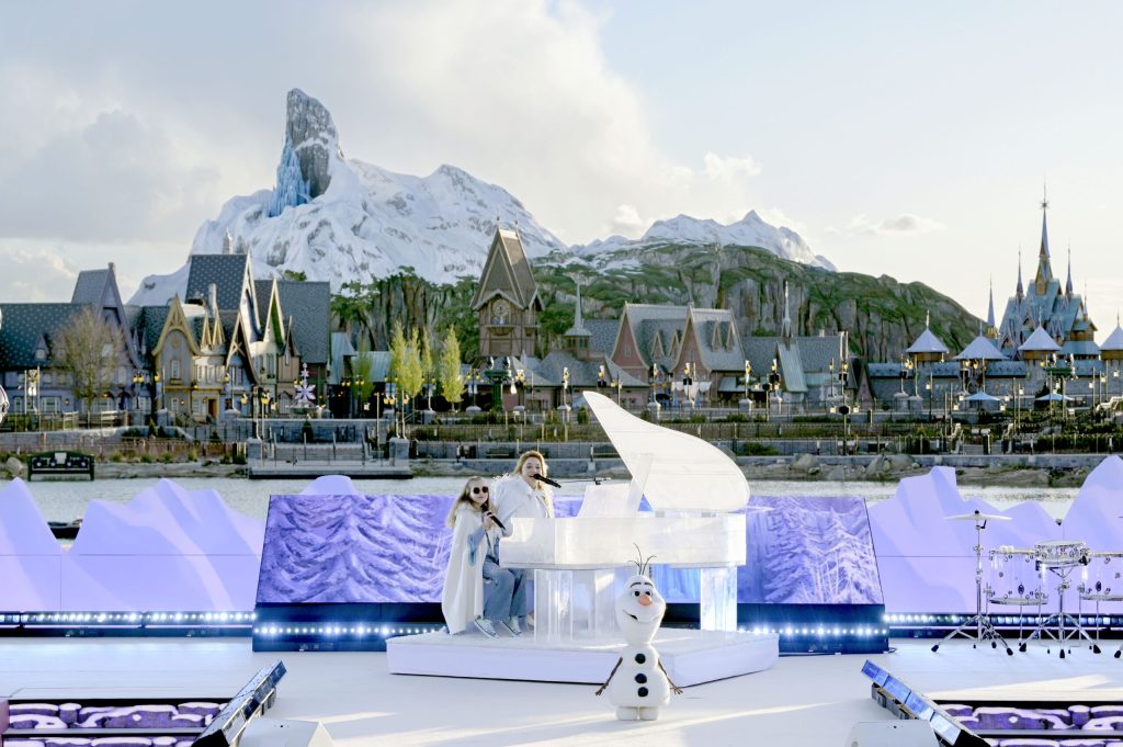 Disney Adventure World inauguration with Olaf and a Make a Wish child